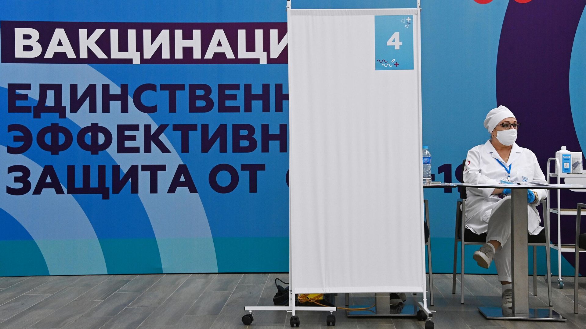 Медицинский сотрудник в центре вакцинации от COVID-19 на стадионе Лужники в Москве Медицинский сотрудник в центре вакцинации от COVID-19 на стадионе Лужники в Москве - РИА Новости, 1920, 09.07.2021