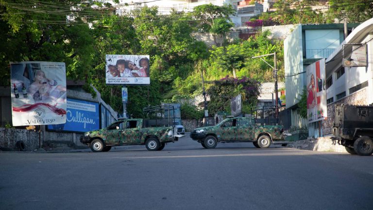 Военные машины блокируют въезд в Петион-Вилль, Гаити Военные машины блокируют въезд в Петион-Вилль, Гаити