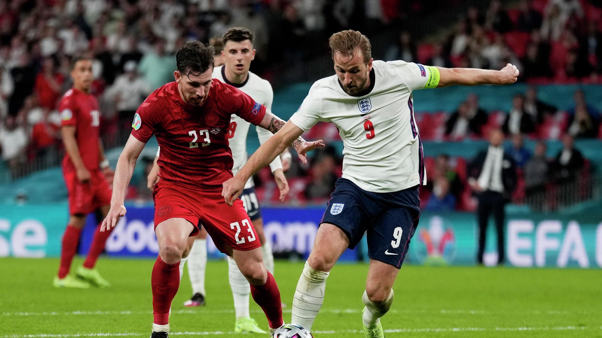 Soccer Football - Euro 2020 - Semi Final - England v Denmark - Wembley Stadium, London, Britain - July 7, 2021 England's Harry Kane in action with Denmark's Pierre-Emile Hojbjerg Pool via REUTERS/Frank Augstein Soccer Football - Euro 2020 - Semi Final - England v Denmark - Wembley Stadium, London, Britain - July 7, 2021 England's Harry Kane in action with Denmark's Pierre-Emile Hojbjerg Pool via REUTERS/Frank Augstein - РИА Новости, 1920, 08.07.2021