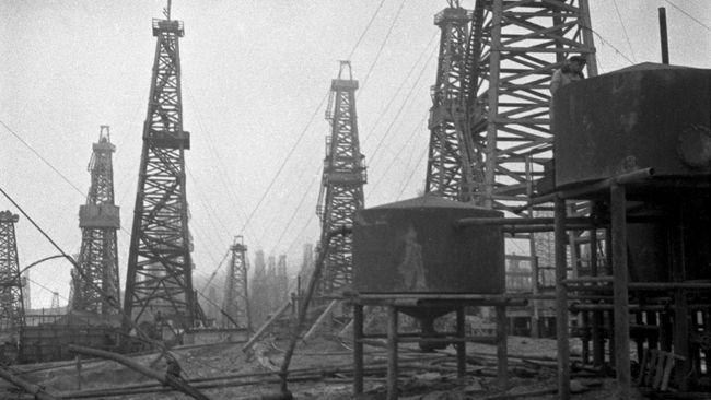 Добыча нефти на нефтяных промыслах Баку. 1939 год