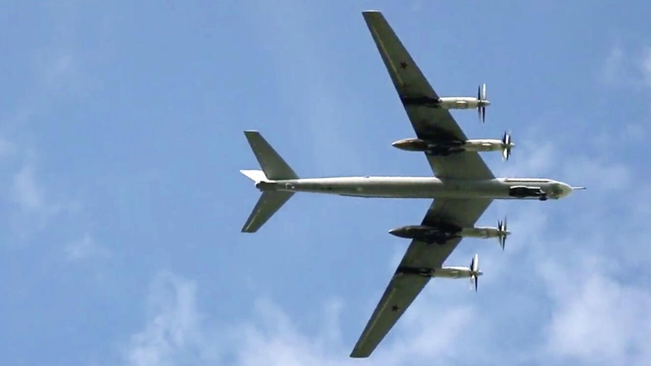 Стратегический бомбардировщик-ракетоносец Ту-95МС Стратегический бомбардировщик-ракетоносец Ту-95МС - РИА Новости, 1920, 15.09.2026