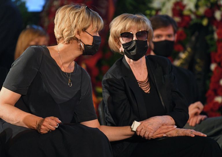 Юлия Меньшова и Вера Алентова на церемонии прощания с актером и режиссером Владимиром Меньшовым в Центральном доме кинематографистов Юлия Меньшова и Вера Алентова на церемонии прощания с актером и режиссером Владимиром Меньшовым в Центральном доме кинематографистов