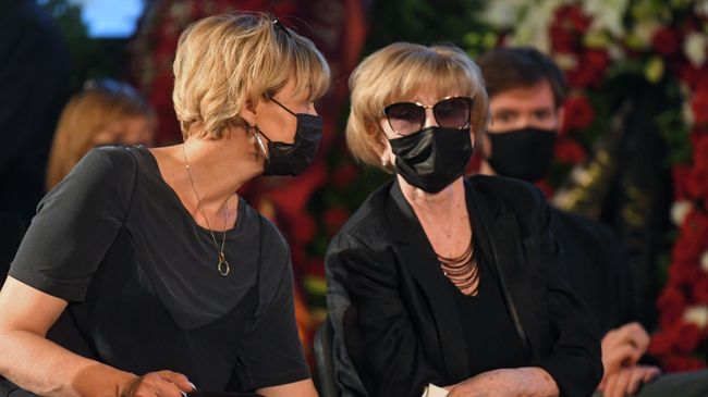 Юлия Меньшова и Вера Алентова на церемонии прощания с актером и режиссером Владимиром Меньшовым в Центральном доме кинематографистов Юлия Меньшова и Вера Алентова на церемонии прощания с актером и режиссером Владимиром Меньшовым в Центральном доме кинематографистов