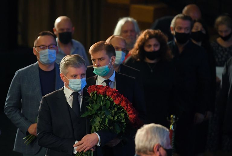 Руководитель Департамента культуры города Москвы Александр Кибовский на церемонии прощания с актером и режиссером Владимиром Меньшовым в Центральном доме кинематографистов (Доме кино) в Москве Руководитель Департамента культуры города Москвы Александр Кибовский на церемонии прощания с актером и режиссером Владимиром Меньшовым в Центральном доме кинематографистов (Доме кино) в Москве