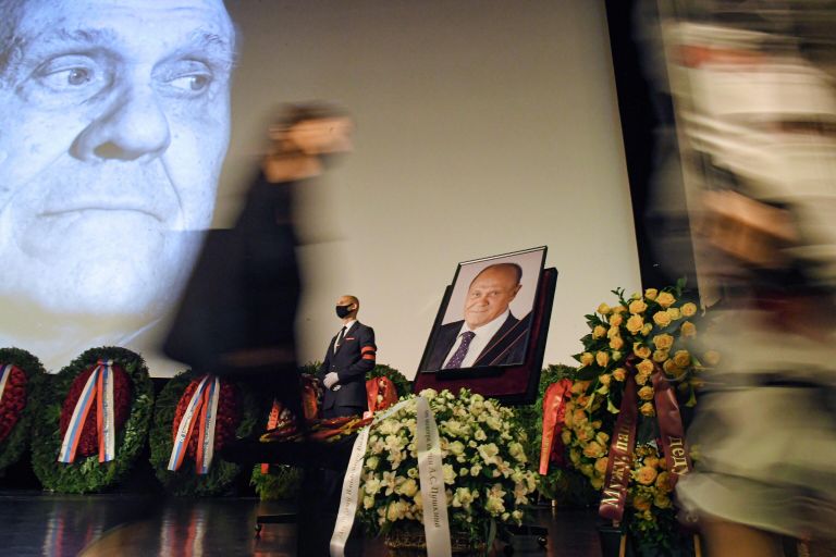 На церемонии прощания с актером и режиссером Владимиром Меньшовым в Центральном доме кинематографистов (Доме кино) в Москве На церемонии прощания с актером и режиссером Владимиром Меньшовым в Центральном доме кинематографистов (Доме кино) в Москве