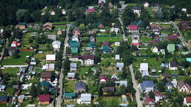 Вид на дома в садовом товариществе