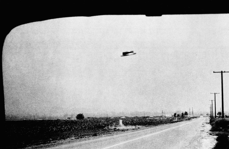 Одна из фотографий предполагаемого НЛО, сделанных Рексом Хефлином 3 августа 1965 года недалеко от Санта-Ана, Калифорния Одна из фотографий предполагаемого НЛО, сделанных Рексом Хефлином 3 августа 1965 года недалеко от Санта-Ана, Калифорния