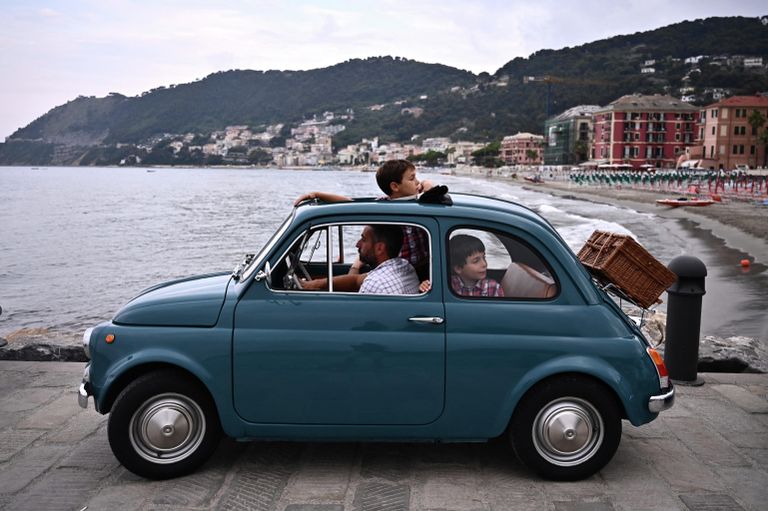 Владельцы автомобиля Fiat 500 въезжают в порт в Генуе для участия в 1-й Международной встрече, посвященной Fiat 500 Владельцы автомобиля Fiat 500 въезжают в порт в Генуе для участия в 1-й Международной встрече, посвященной Fiat 500