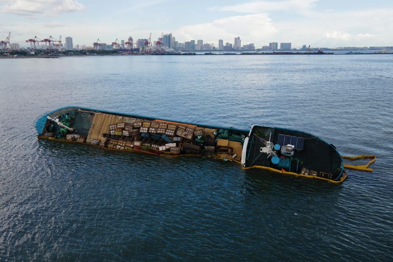 Наполовину затопленный теплоход Palawan Pearl в водах Манильского залива на Филиппинах Наполовину затопленный теплоход Palawan Pearl в водах Манильского залива на Филиппинах