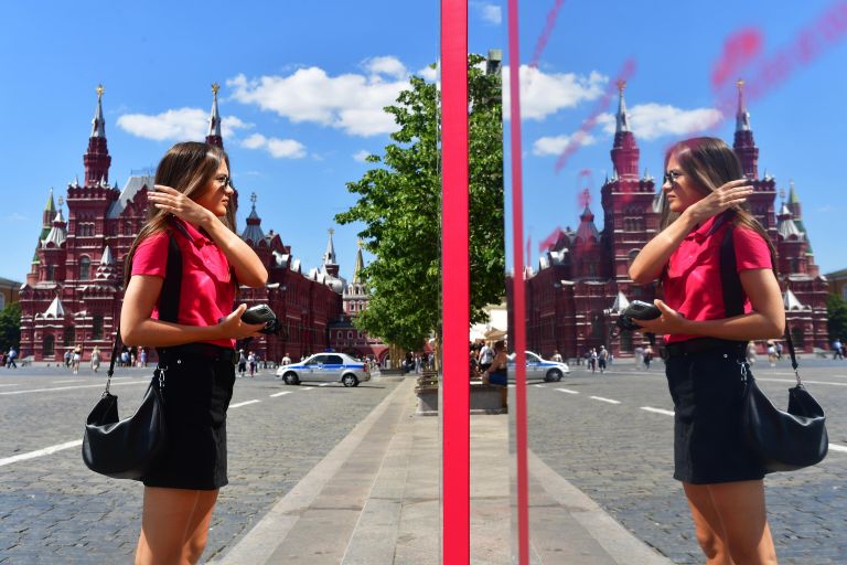 Девушка у витрины ГУМа на Красной площади в Москве Девушка у витрины ГУМа на Красной площади в Москве