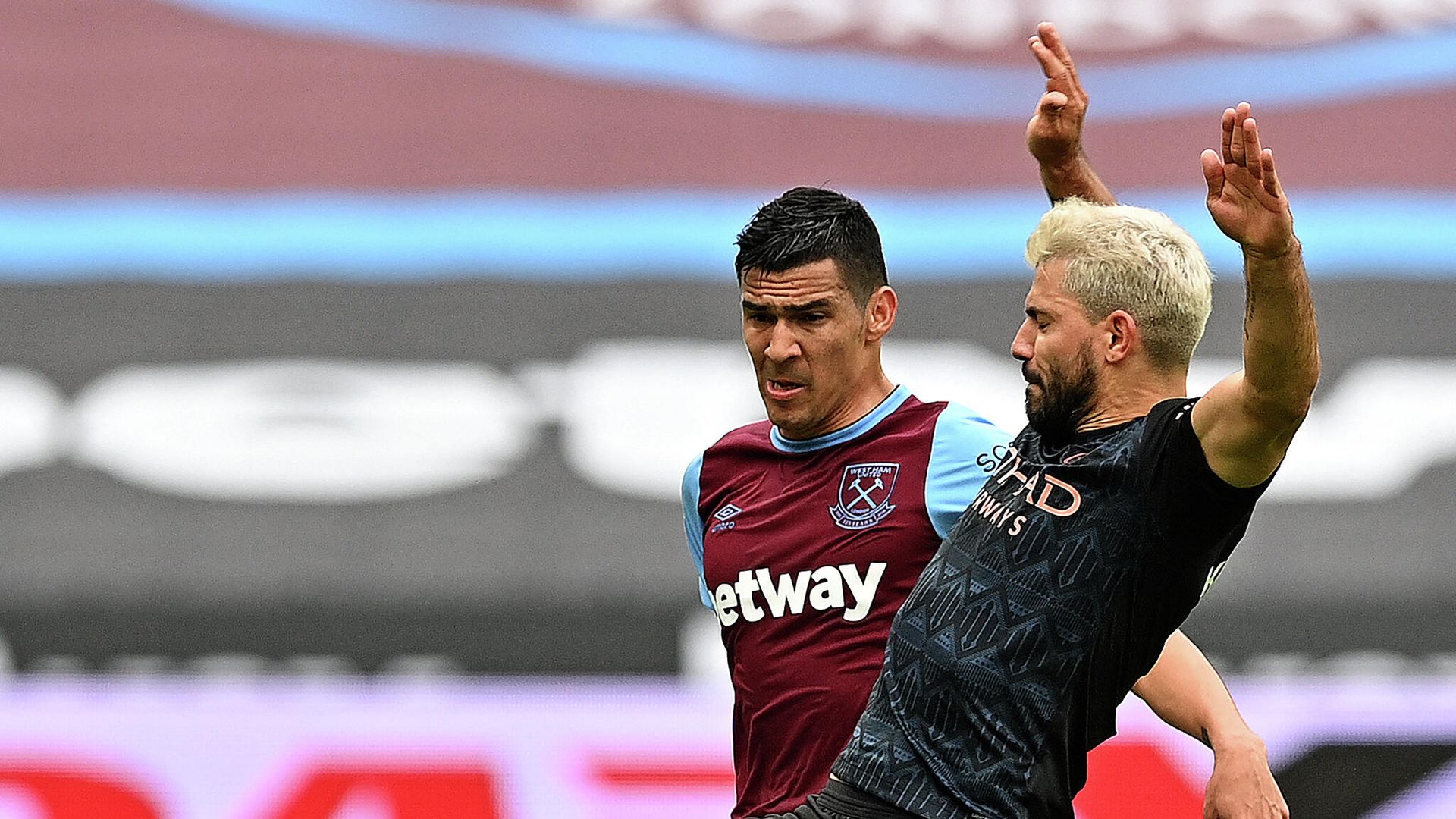 West Ham United's Paraguayan defender Fabiбn Balbuena (L) vies with Manchester City's Argentinian striker Sergio Aguero during the English Premier League football match between West Ham United and Manchester City at The London Stadium, in east London on October 24, 2020. (Photo by JUSTIN TALLIS / POOL / AFP) / RESTRICTED TO EDITORIAL USE. No use with unauthorized audio, video, data, fixture lists, club/league logos or 'live' services. Online in-match use limited to 120 images. An additional 40 images may be used in extra time. No video emulation. Social media in-match use limited to 120 images. An additional 40 images may be used in extra time. No use in betting publications, games or single club/league/player publications. / West Ham United's Paraguayan defender Fabiбn Balbuena (L) vies with Manchester City's Argentinian striker Sergio Aguero during the English Premier League football match between West Ham United and Manchester City at The London Stadium, in east London on October 24, 2020. (Photo by JUSTIN TALLIS / POOL / AFP) / RESTRICTED TO EDITORIAL USE. No use with unauthorized audio, video, data, fixture lists, club/league logos or 'live' services. Online in-match use limited to 120 images. An additional 40 images may be used in extra time. No video emulation. Social media in-match use limited to 120 images. An additional 40 images may be used in extra time. No use in betting publications, games or single club/league/player publications. / - РИА Новости, 1920, 08.07.2021