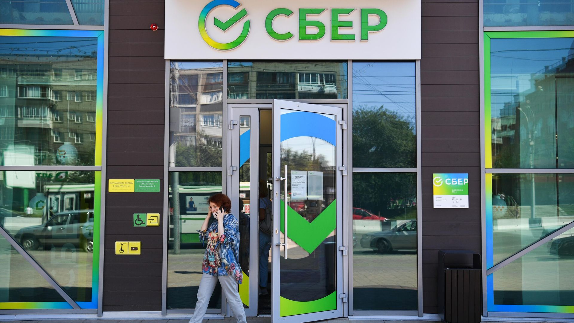 Вход в офис Сбербанка нового формата, открывшегося на Красном проспекте в Новосибирске - РИА Новости, 1920, 19.08.2022