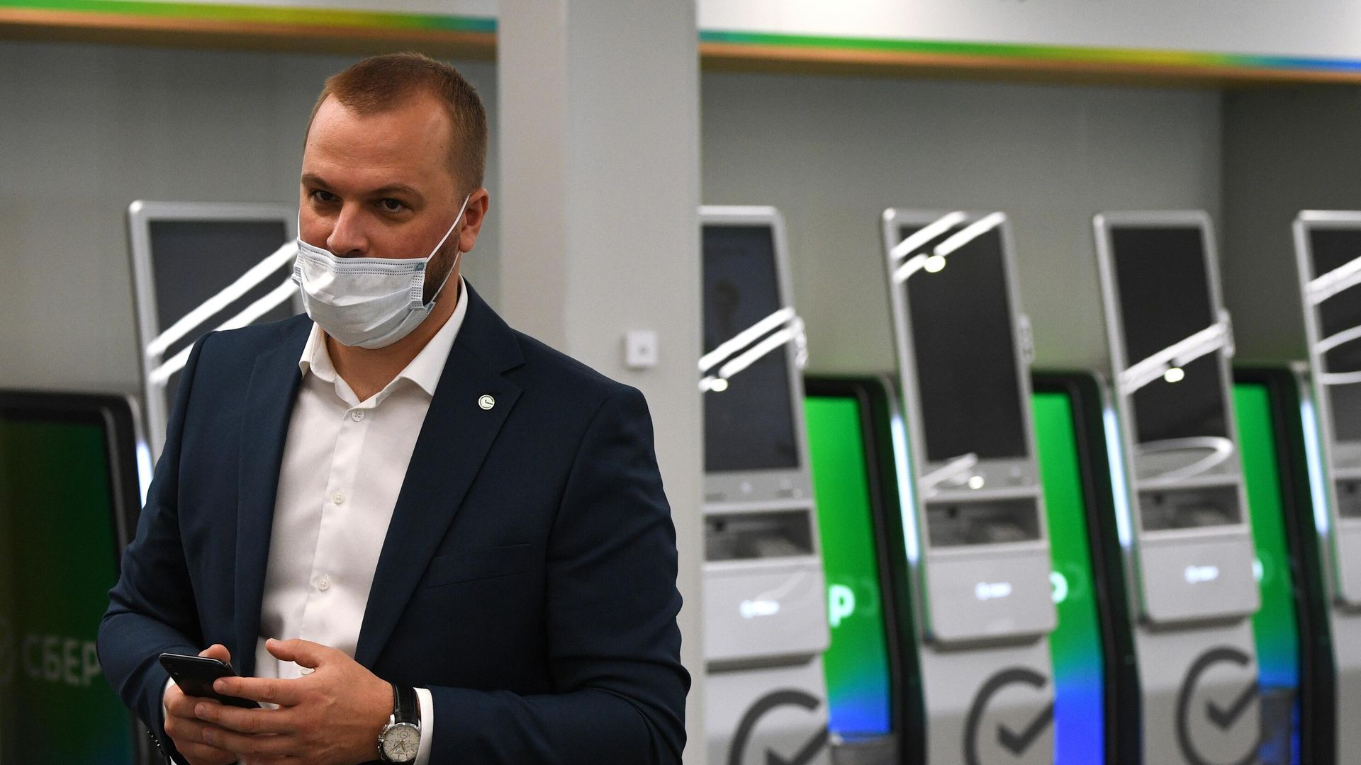 Сотрудник офиса Сбербанка и банкоматы Сотрудник офиса Сбербанка и банкоматы - РИА Новости, 1920, 25.01.2023