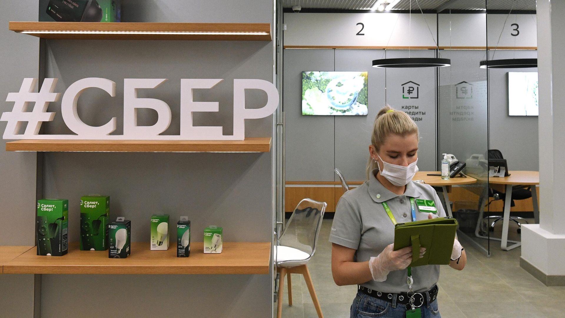 Сотрудница офиса Сбербанка нового формата, открывшегося на Красном проспекте в Новосибирске - РИА Новости, 1920, 27.10.2021