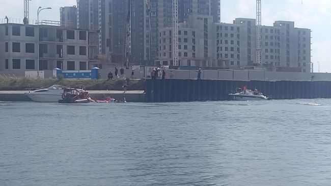 В конце Дудерговского канала в Санкт-Петербурге лодка не справилась с управлением на большой скорости и влетела в стенку канала