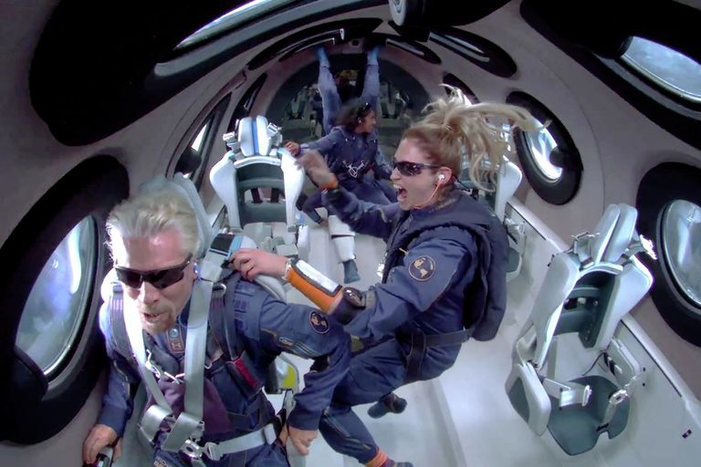 Ричард Брэнсон на борту космического корабля компании Virgin Galactic Ричард Брэнсон на борту космического корабля компании Virgin Galactic