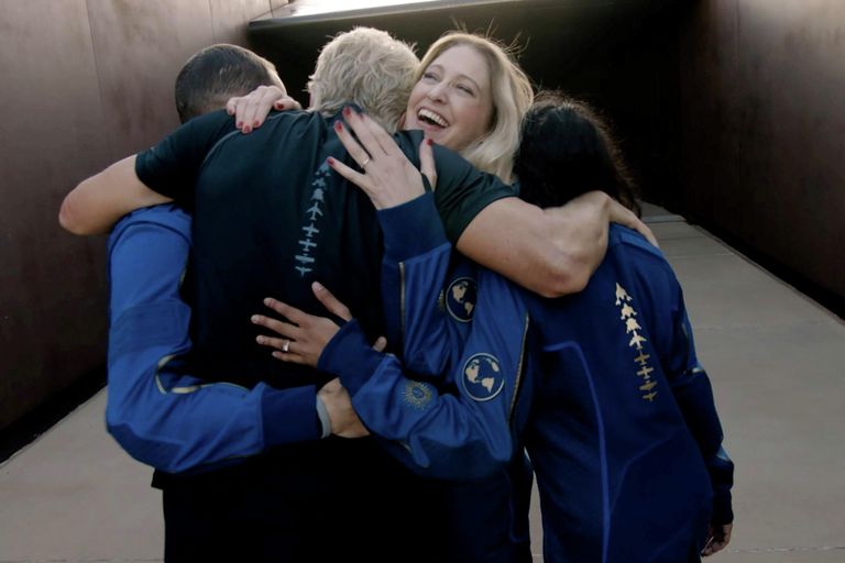 Главный астронавт-инструктор компании Virgin Galactic Бет Мозес обнимает Ричарда Брэнсона после завершения полета космического корабля VSS Unity Главный астронавт-инструктор компании Virgin Galactic Бет Мозес обнимает Ричарда Брэнсона после завершения полета космического корабля VSS Unity