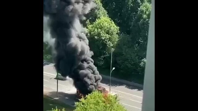 Горящий автобус на западе Москвы: кадры очевидцев Горящий автобус на западе Москвы: кадры очевидцев - РИА Новости, 1920, 12.07.2021