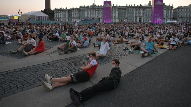 Просмотр финала Евро-2020 в фан-зоне на Дворцовой площади Просмотр финала Евро-2020 в фан-зоне на Дворцовой площади