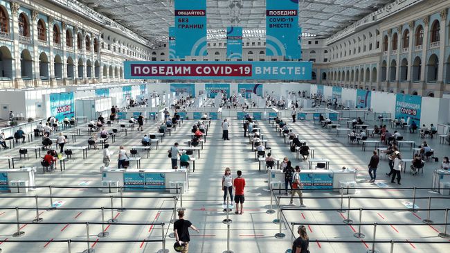 Центр вакцинации от COVID-19 в Гостином дворе в Москве