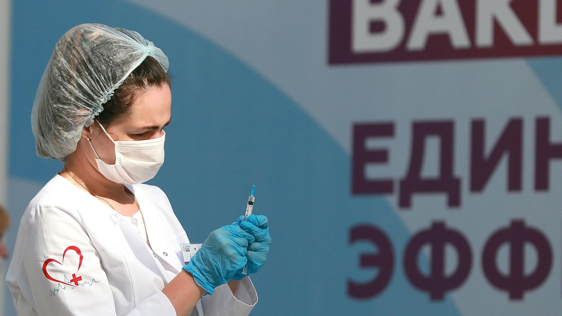 Медицинский работник держит в руках шприц с вакциной Гам-Ковид-Вак (Спутник V)  - РИА Новости, 1920, 12.07.2021