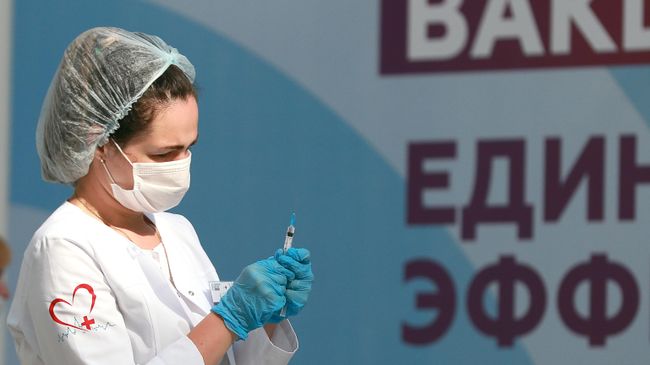 Медицинский работник держит в руках шприц с вакциной Гам-Ковид-Вак (Спутник V) 