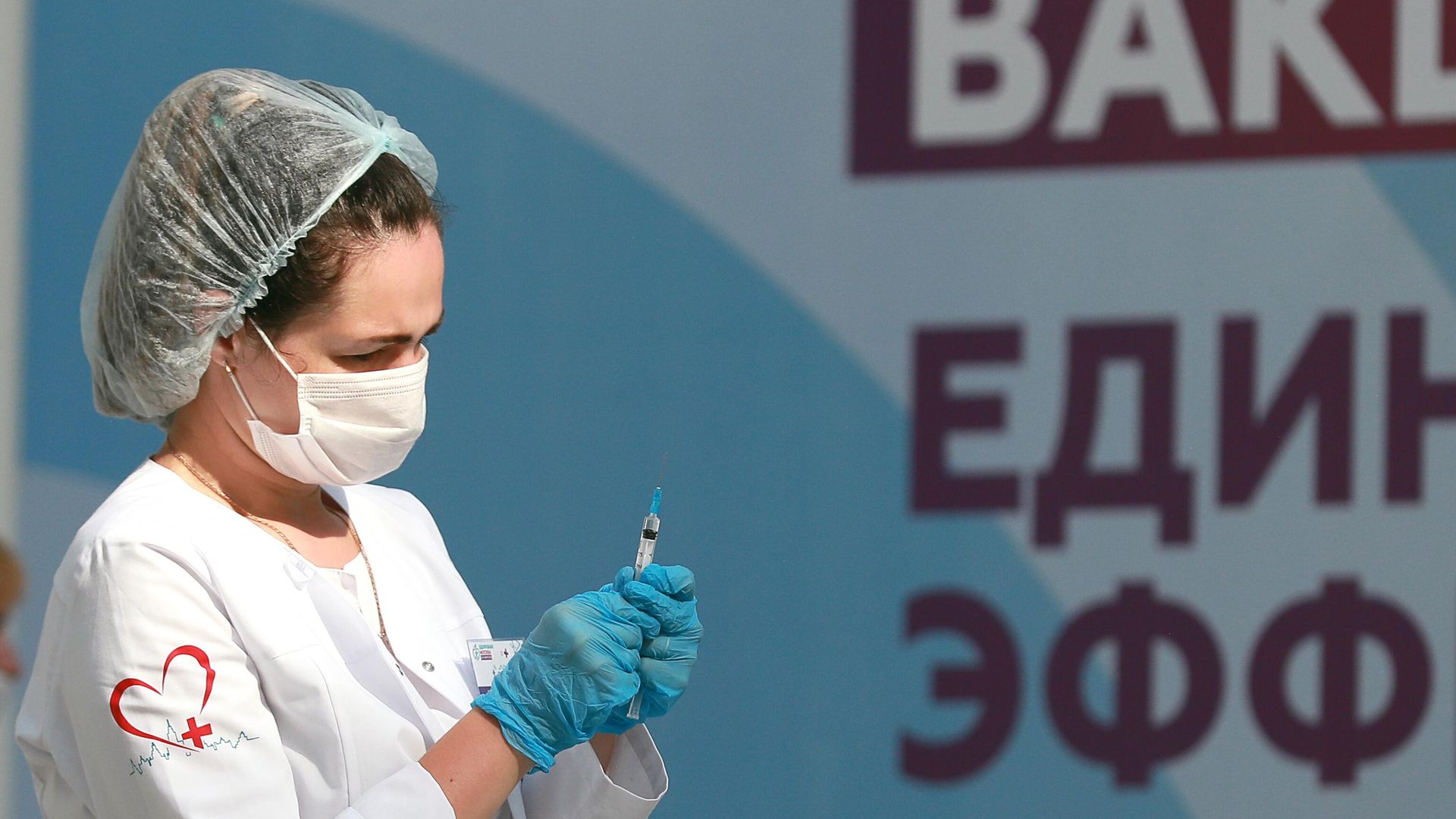 Медицинский работник держит в руках шприц с вакциной Гам-Ковид-Вак (Спутник V) Медицинский работник держит в руках шприц с вакциной Гам-Ковид-Вак (Спутник V) - РИА Новости, 1920, 19.07.2021