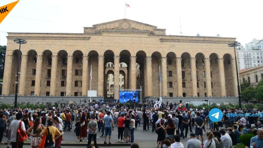Участники акции протеста у здания парламента в Тбилиси, Грузия Участники акции протеста у здания парламента в Тбилиси, Грузия - РИА Новости, 1920, 12.07.2021