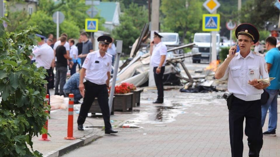 Сотрудники полиции у гостиницы Азария в Геленджике, где произошел взрыв бытового газа Сотрудники полиции у гостиницы Азария в Геленджике, где произошел взрыв бытового газа - РИА Новости, 1920, 13.07.2021