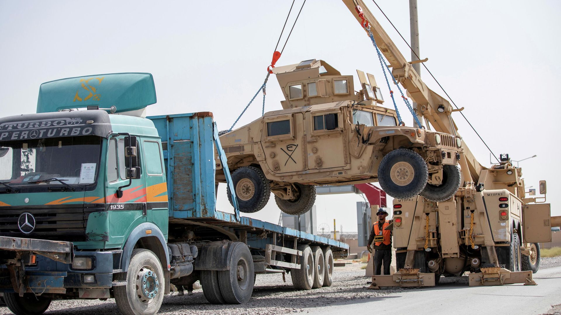 Погрузка военных автомобилей HUMV во время подготовки к выводу войск США из Афганистана в Кандагаре - РИА Новости, 1920, 28.07.2021