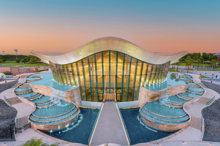 Бассейн для дайвинга Deep Dive Dubai с подводной библиотекой и галереей в Дубае Бассейн для дайвинга Deep Dive Dubai с подводной библиотекой и галереей в Дубае