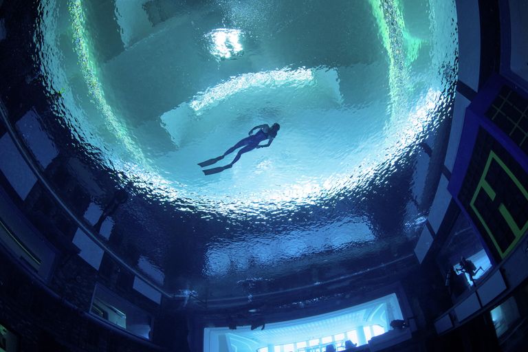Дайверы в бассейне Deep Dive Dubai в Дубае Дайверы в бассейне Deep Dive Dubai в Дубае
