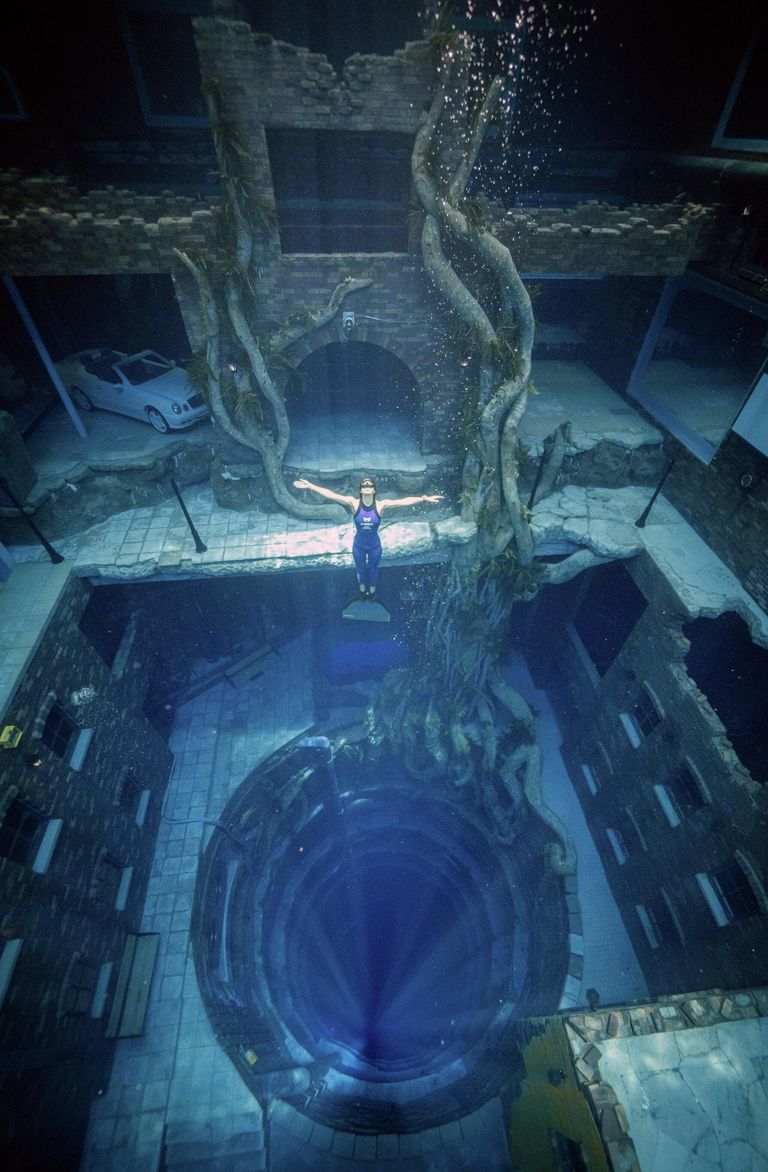 Дайверы в бассейне Deep Dive Dubai в Дубае Дайверы в бассейне Deep Dive Dubai в Дубае