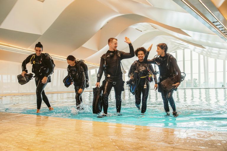 Дайверы в бассейне Deep Dive Dubai в Дубае Дайверы в бассейне Deep Dive Dubai в Дубае