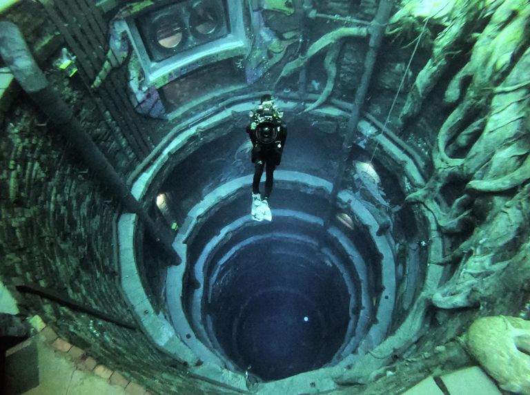 Дайвер в бассейне Deep Dive Dubai в Дубае Дайвер в бассейне Deep Dive Dubai в Дубае