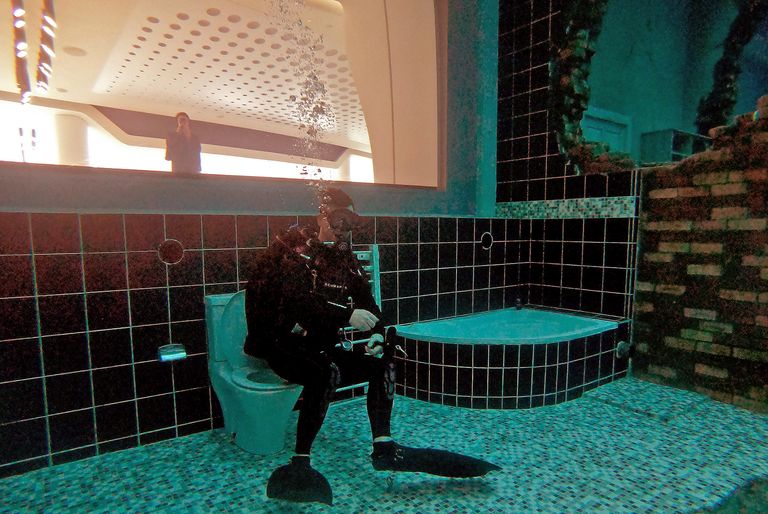 Дайвер в бассейне Deep Dive Dubai в Дубае Дайвер в бассейне Deep Dive Dubai в Дубае