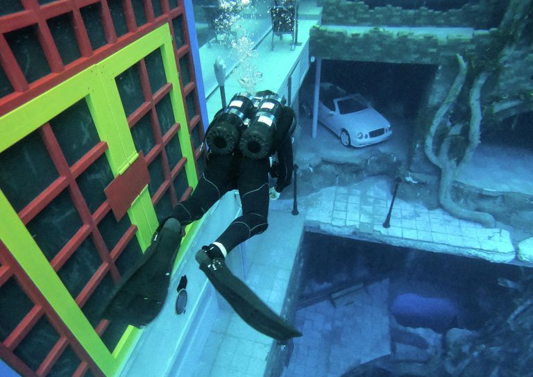 Дайвер в бассейне Deep Dive Dubai в Дубае Дайвер в бассейне Deep Dive Dubai в Дубае