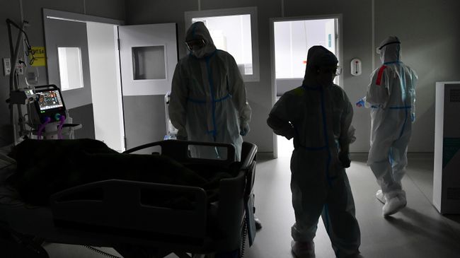 Медицинские работники во временном госпитале для пациентов с COVID-19 в конгрессно-выставочном центре Сокольники в Москве Медицинские работники во временном госпитале для пациентов с COVID-19 в конгрессно-выставочном центре Сокольники в Москве