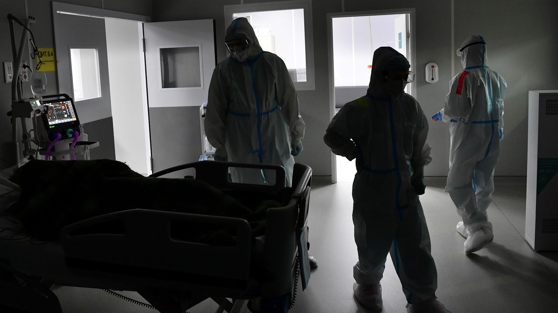Медицинские работники во временном госпитале для пациентов с COVID-19 в конгрессно-выставочном центре Сокольники в Москве - РИА Новости, 1920, 13.07.2021