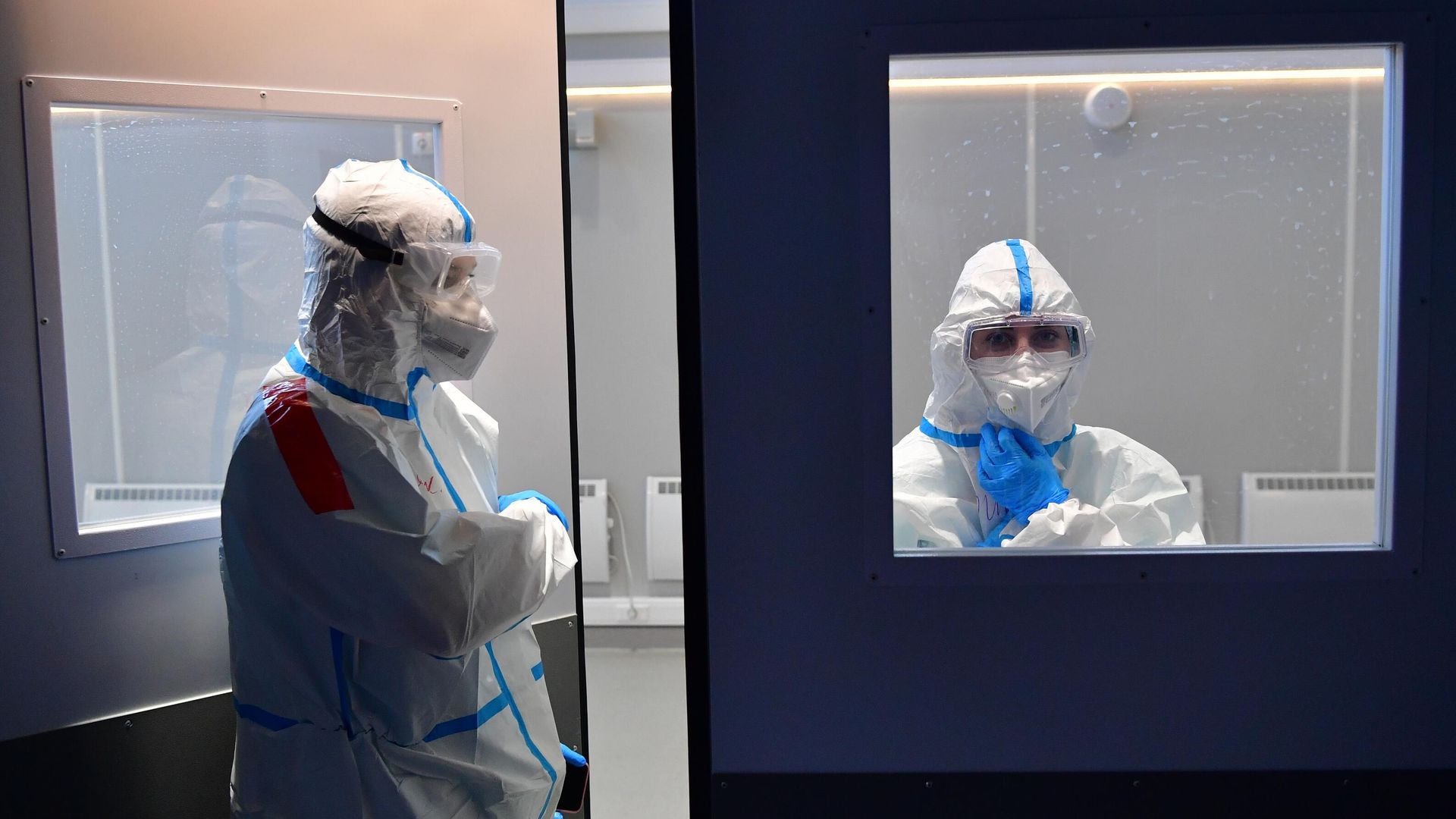 Медицинские работники во временном госпитале для пациентов с COVID-19 в конгрессно-выставочном центре Сокольники в Москве Медицинские работники во временном госпитале для пациентов с COVID-19 в конгрессно-выставочном центре Сокольники в Москве - РИА Новости, 1920, 03.11.2021