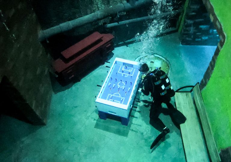 Дайвер в бассейне Deep Dive Dubai в Дубае Дайвер в бассейне Deep Dive Dubai в Дубае