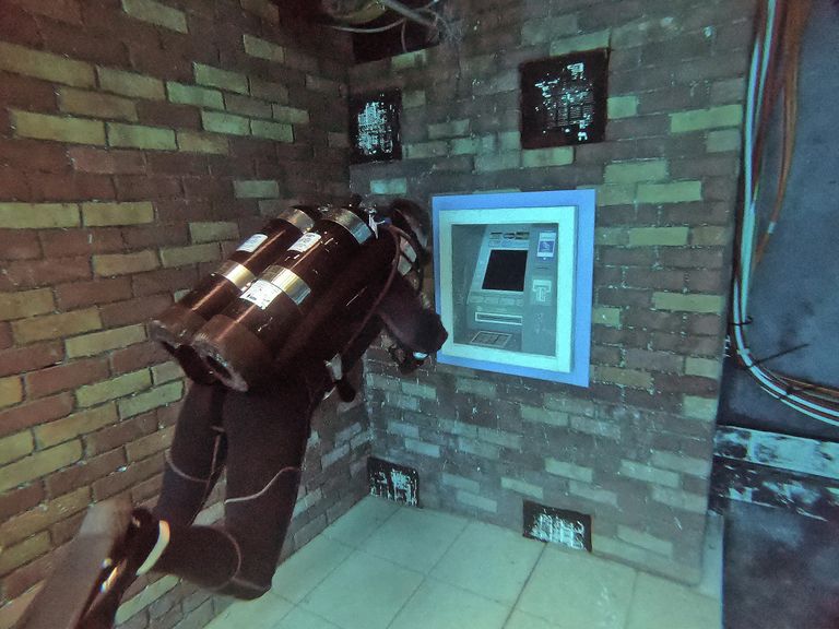 Дайвер в бассейне Deep Dive Dubai в Дубае Дайвер в бассейне Deep Dive Dubai в Дубае