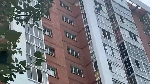 Мужчина с ребенком на парапете балкона в Иркутске Мужчина с ребенком на парапете балкона в Иркутске - РИА Новости, 1920, 13.07.2021