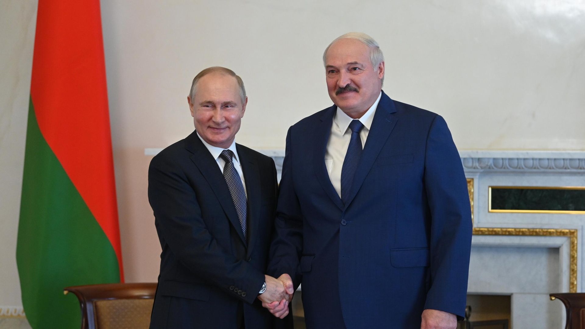 Президент РФ Владимир Путин и президент Белоруссии Александр Лукашенко во время встречи Президент РФ Владимир Путин и президент Белоруссии Александр Лукашенко во время встречи - РИА Новости, 1920, 21.07.2021