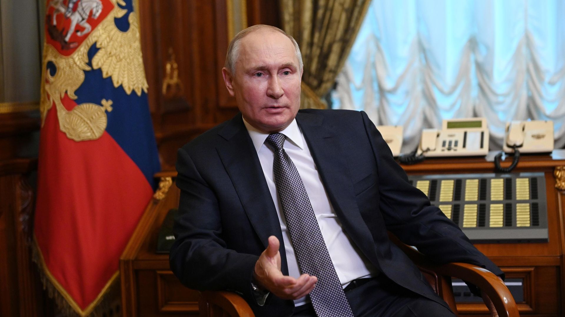 Президент России Владимир Путин отвечает на вопросы о статье Об историческом единстве русских и украинцев Президент России Владимир Путин отвечает на вопросы о статье Об историческом единстве русских и украинцев - РИА Новости, 1920, 16.07.2021