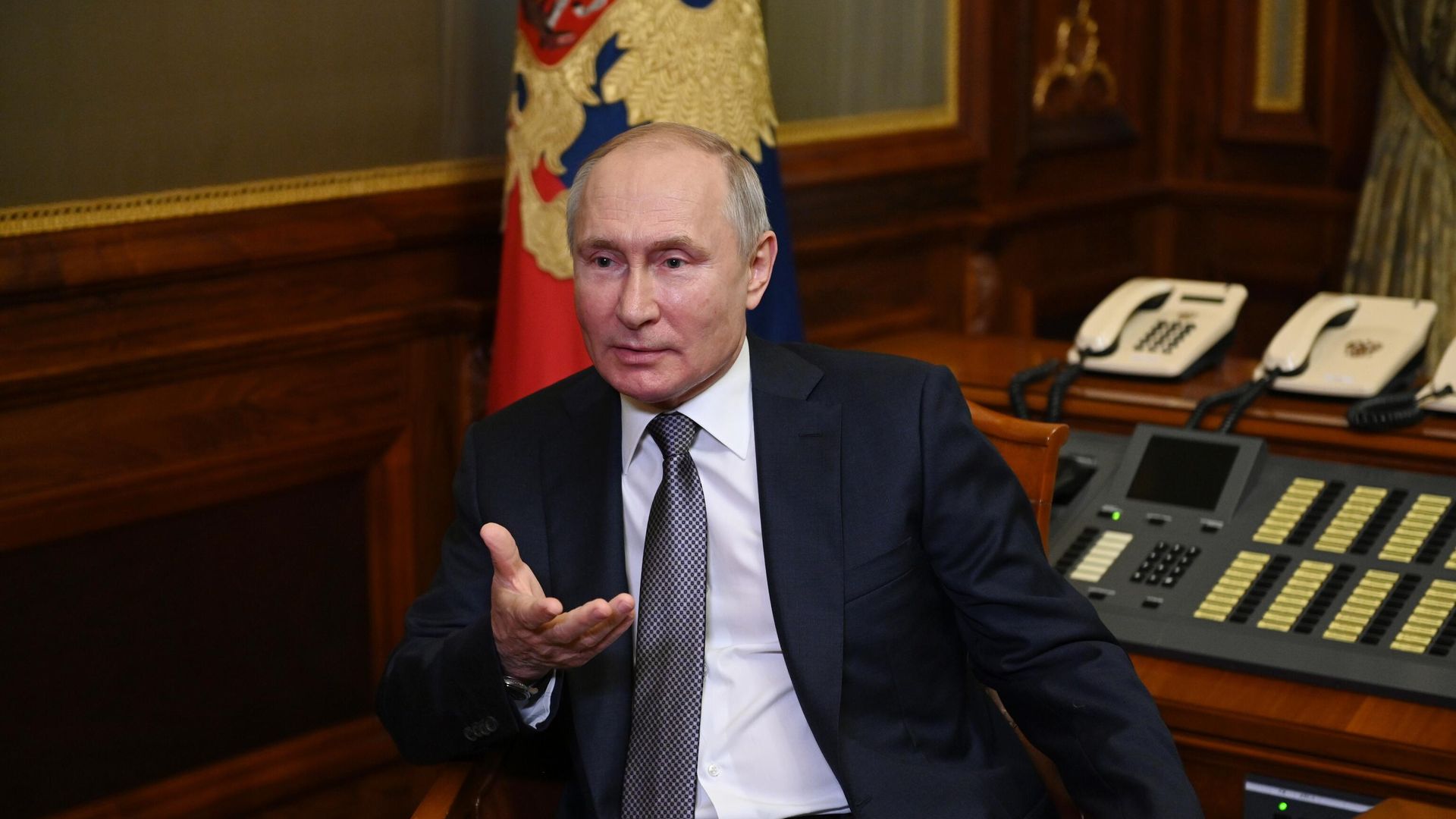 Президент России Владимир Путин отвечает на вопросы о статье Об историческом единстве русских и украинцев Президент России Владимир Путин отвечает на вопросы о статье Об историческом единстве русских и украинцев - РИА Новости, 1920, 16.07.2021
