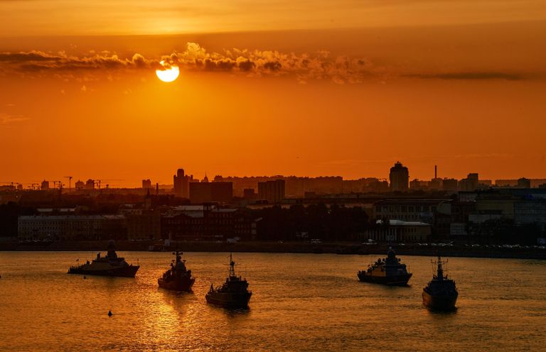 Первая репетиция прохождения по Неве кораблей ко Дню ВМФ в Cанкт-Петербурге Первая репетиция прохождения по Неве кораблей ко Дню ВМФ в Cанкт-Петербурге