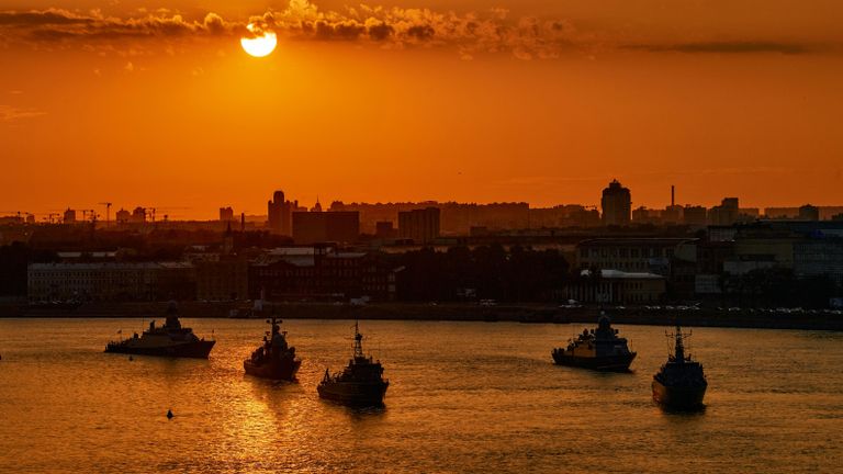 Первая репетиция прохождения по Неве кораблей ко Дню ВМФ в Cанкт-Петербурге Первая репетиция прохождения по Неве кораблей ко Дню ВМФ в Cанкт-Петербурге