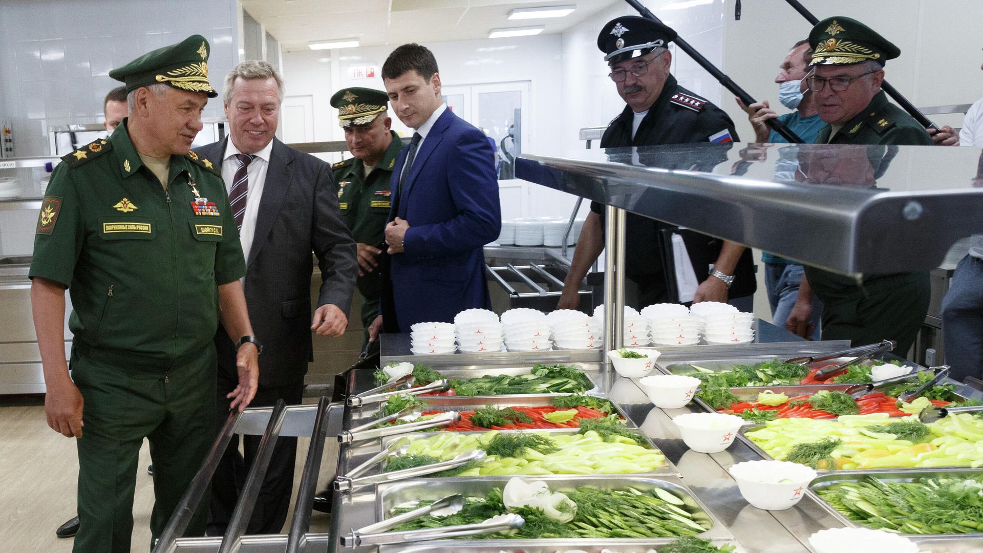 Министр обороны РФ, генерал армии Сергей Шойгу во время посещения мотострелковой дивизии, дислоцированной в Ростове-на-Дону Министр обороны РФ, генерал армии Сергей Шойгу во время посещения мотострелковой дивизии, дислоцированной в Ростове-на-Дону - РИА Новости, 1920, 18.07.2021
