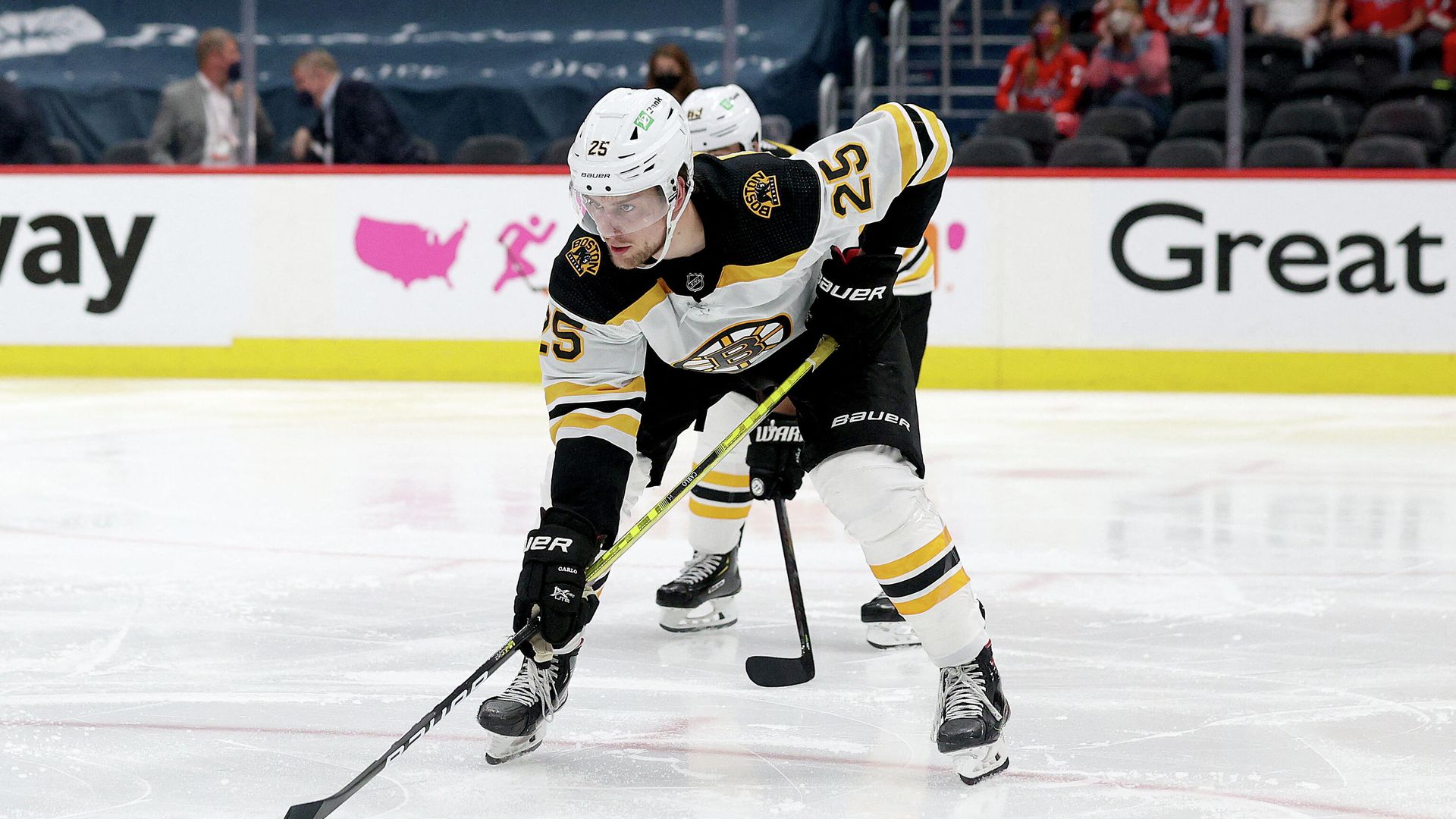 WASHINGTON, DC - MAY 23: Brandon Carlo #25 of the Boston Bruins follows the puck against the Washington Capitals during Game Five of the 2021 Stanley Cup Playoffs at Capital One Arena on May 23, 2021 in Washington, DC. Rob Carr/Getty Images/AFP (Photo by Rob Carr / GETTY IMAGES NORTH AMERICA / Getty Images via AFP) WASHINGTON, DC - MAY 23: Brandon Carlo #25 of the Boston Bruins follows the puck against the Washington Capitals during Game Five of the 2021 Stanley Cup Playoffs at Capital One Arena on May 23, 2021 in Washington, DC. Rob Carr/Getty Images/AFP (Photo by Rob Carr / GETTY IMAGES NORTH AMERICA / Getty Images via AFP) - РИА Новости, 1920, 15.07.2021